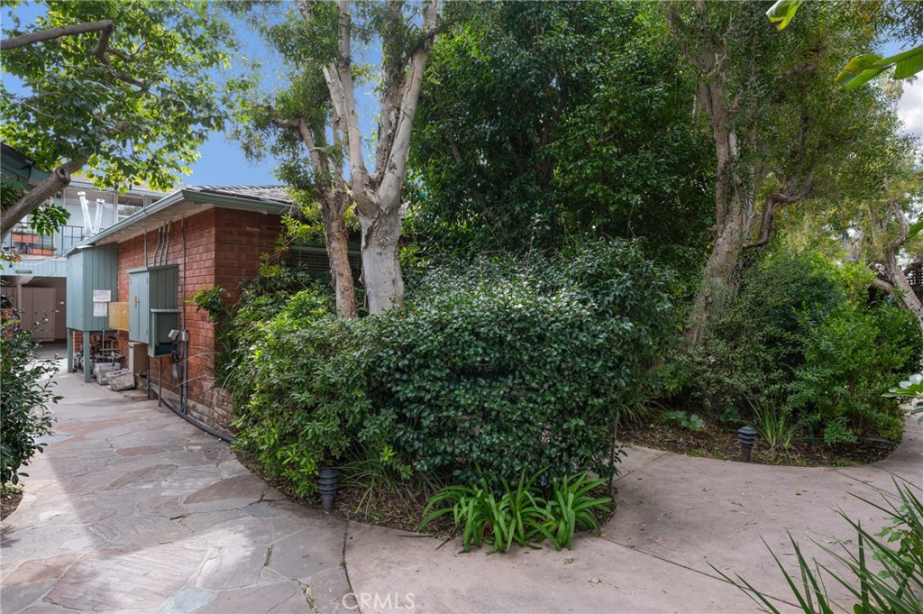 2025 Cloverfield Boulevard, Unit C Santa Monica, CA 90404 - Photo 4 of 36 a view of a pathway with a tree