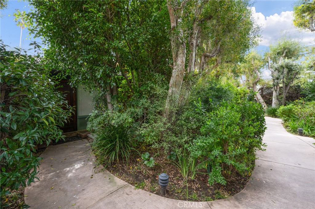 2025 Cloverfield Boulevard, Unit C Santa Monica, CA 90404 - Photo 5 of 36 a view of a garden