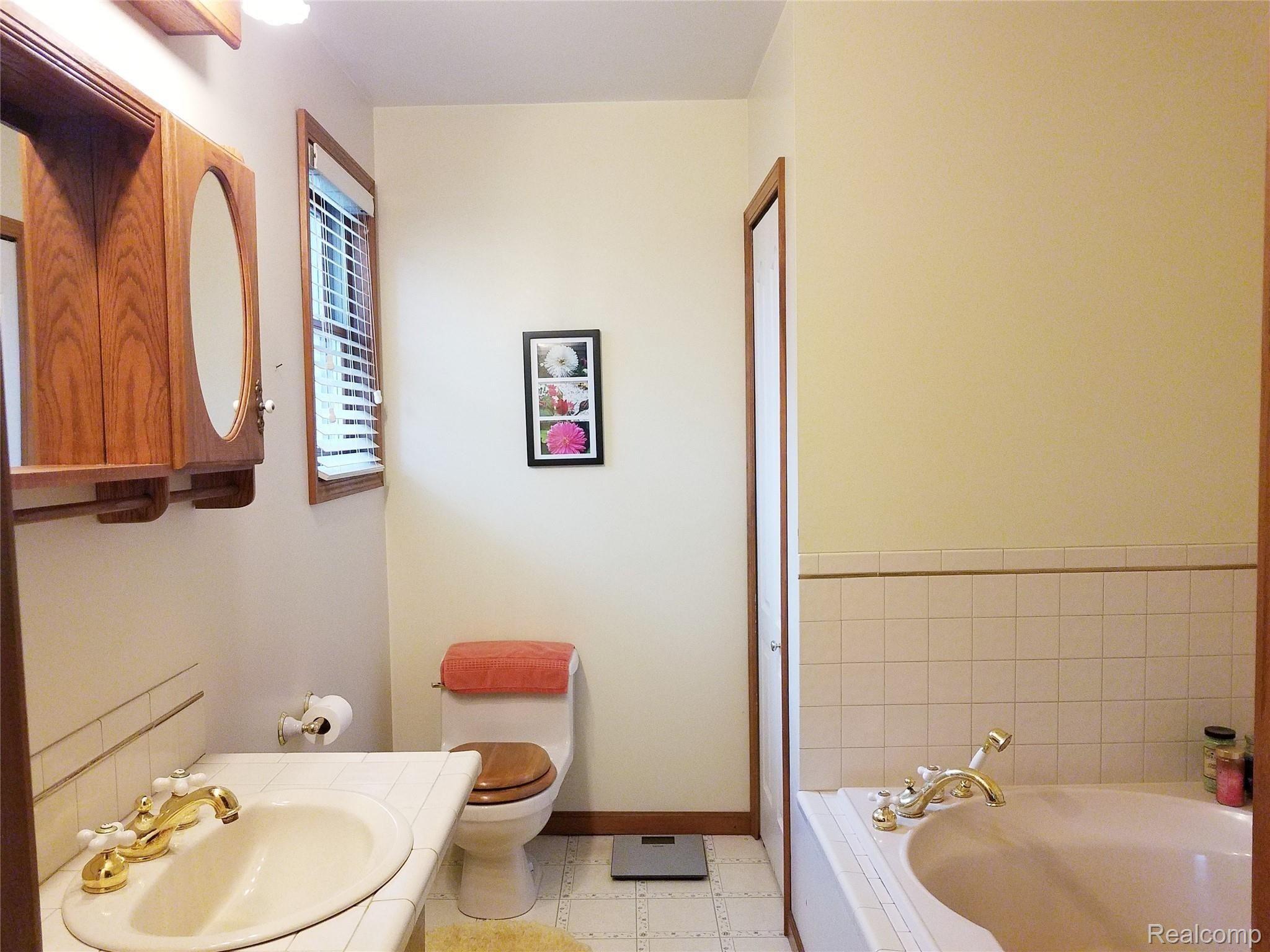 3211 North Belsay Road Flint, MI 48506 - Photo 49 of 62 Master Bath.jpg