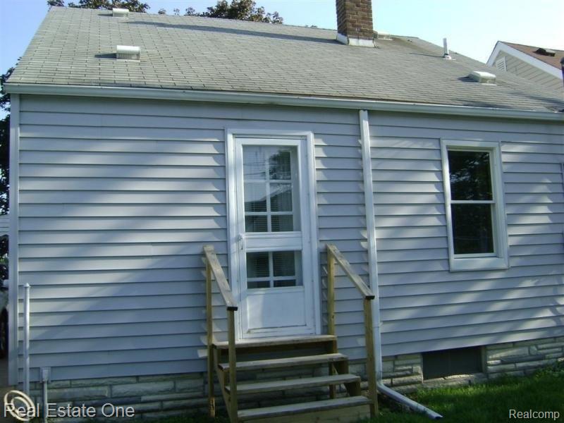 14846 Eureka Road Southgate, MI 48195 - Photo 4 of 12 4.jpg