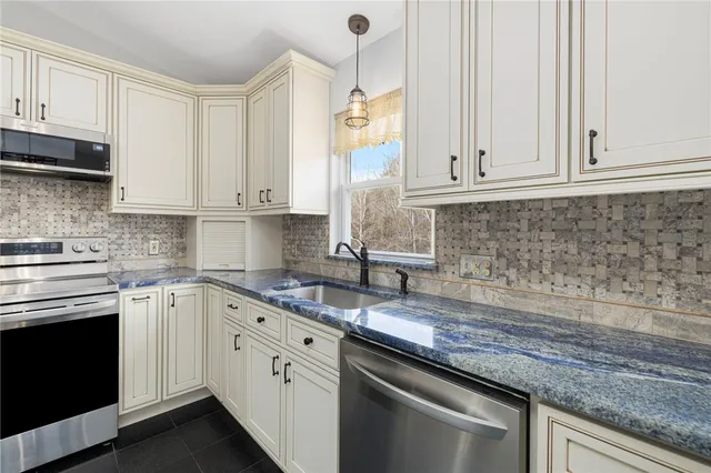 $825,000 | 175 Hope Furnace Road, Scituate, RI 02831