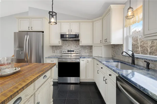 $825,000 | 175 Hope Furnace Road, Scituate, RI 02831