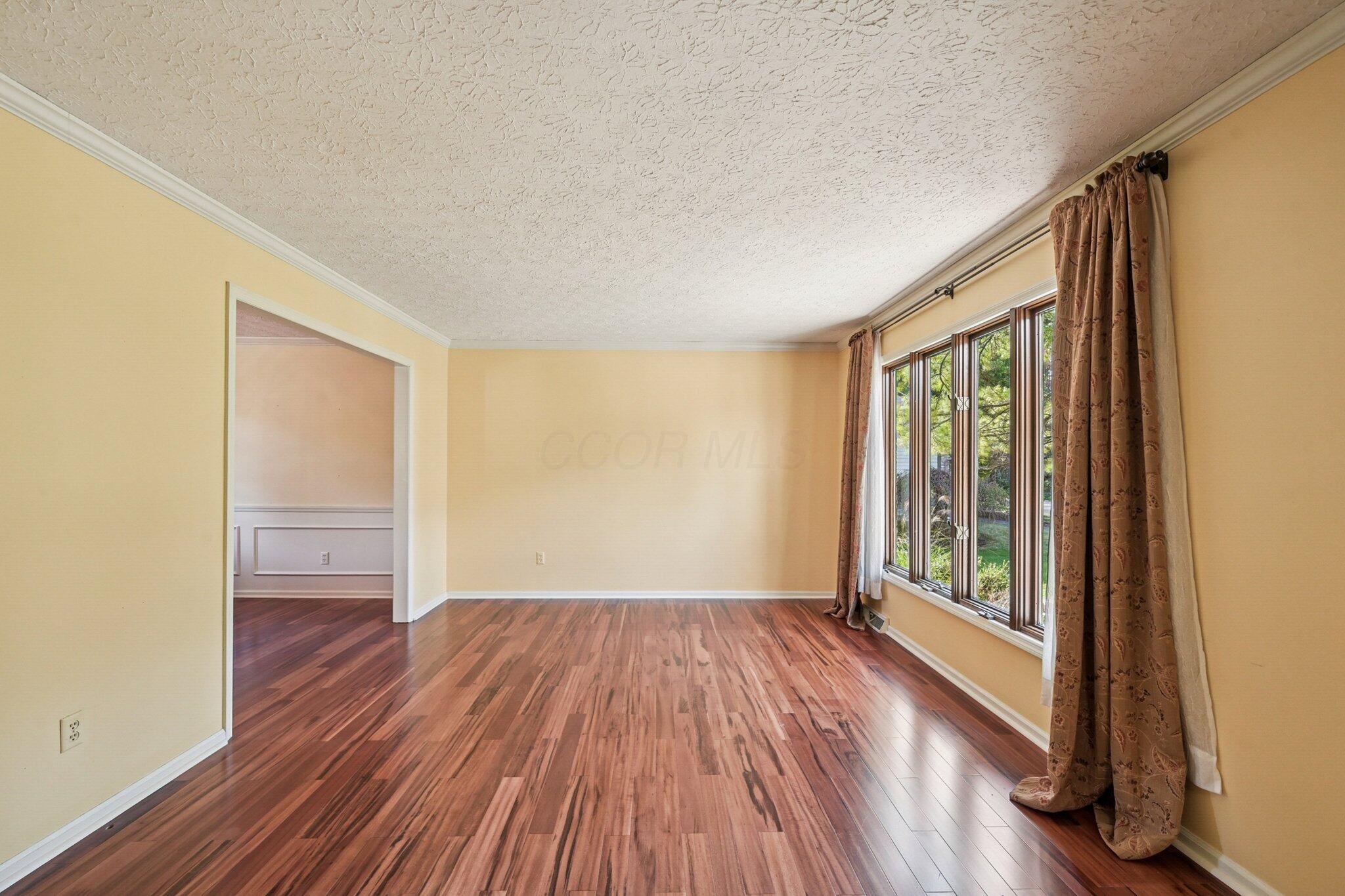 1118 Ravine Ridge Drive Columbus, OH 43085 - Photo 11 of 104 Living Room
