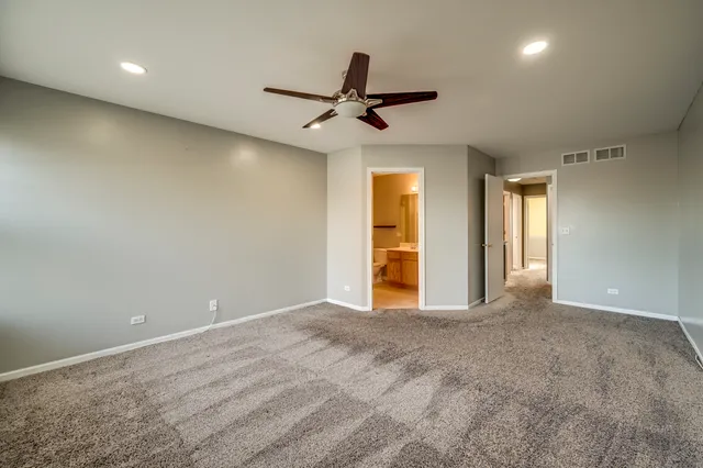 $2,650 | 4055 Blackstone Drive, Unit 4055, Aurora, IL 60504