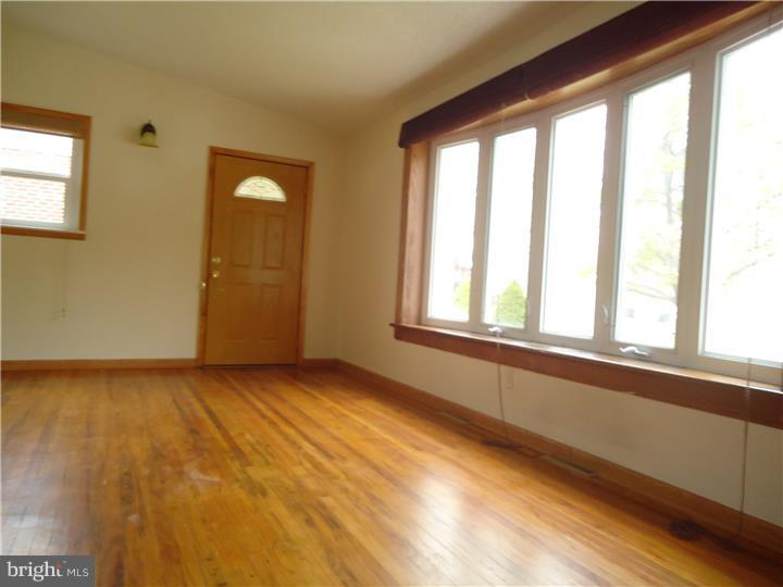 8806 Blue Grass Road Philadelphia, PA 19152 - Photo 3 of 17 Living Room