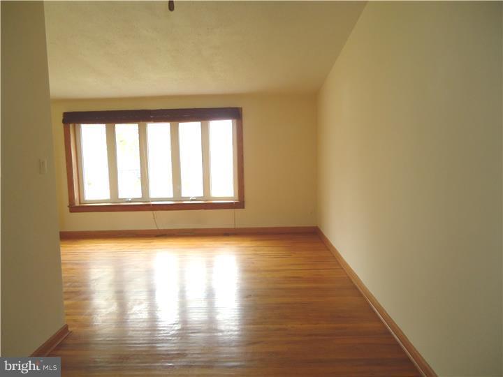 8806 Blue Grass Road Philadelphia, PA 19152 - Photo 4 of 17 Living Room