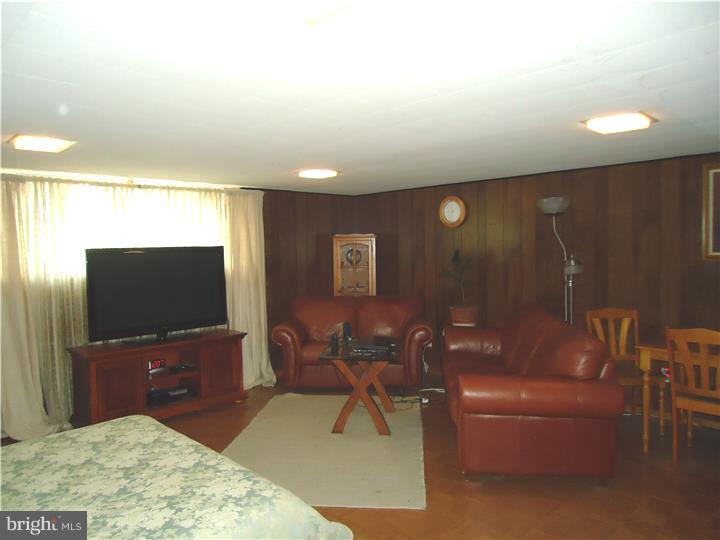 8806 Blue Grass Road Philadelphia, PA 19152 - Photo 10 of 17 Family Room