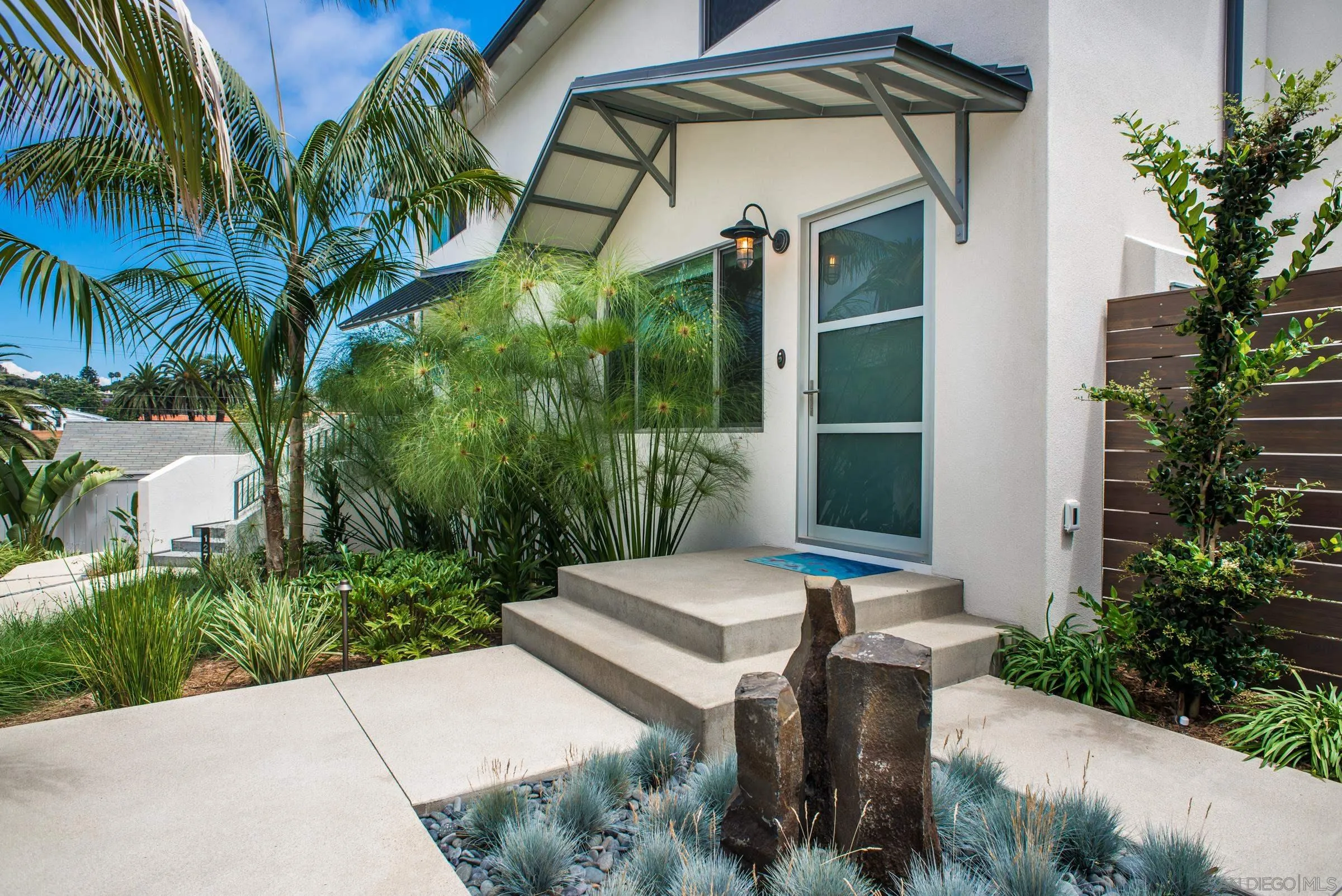 129 West Jason Street Encinitas, CA 92024 - Photo 4 of 44 a view of a bench in front of house