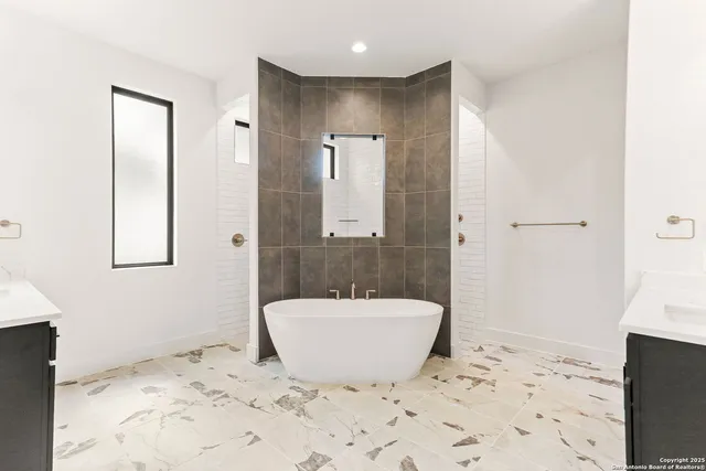 $1,099,900 | 22424 Hastings Mesa, Garden Ridge, TX 78266