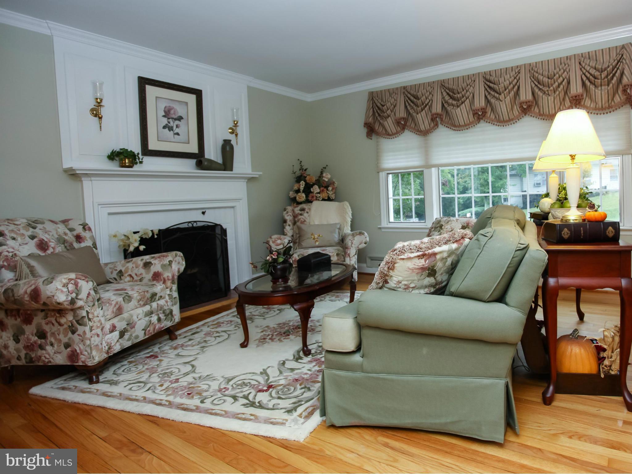 521 South Rolling Road Baltimore, MD 21228 - Photo 2 of 29 Living Room