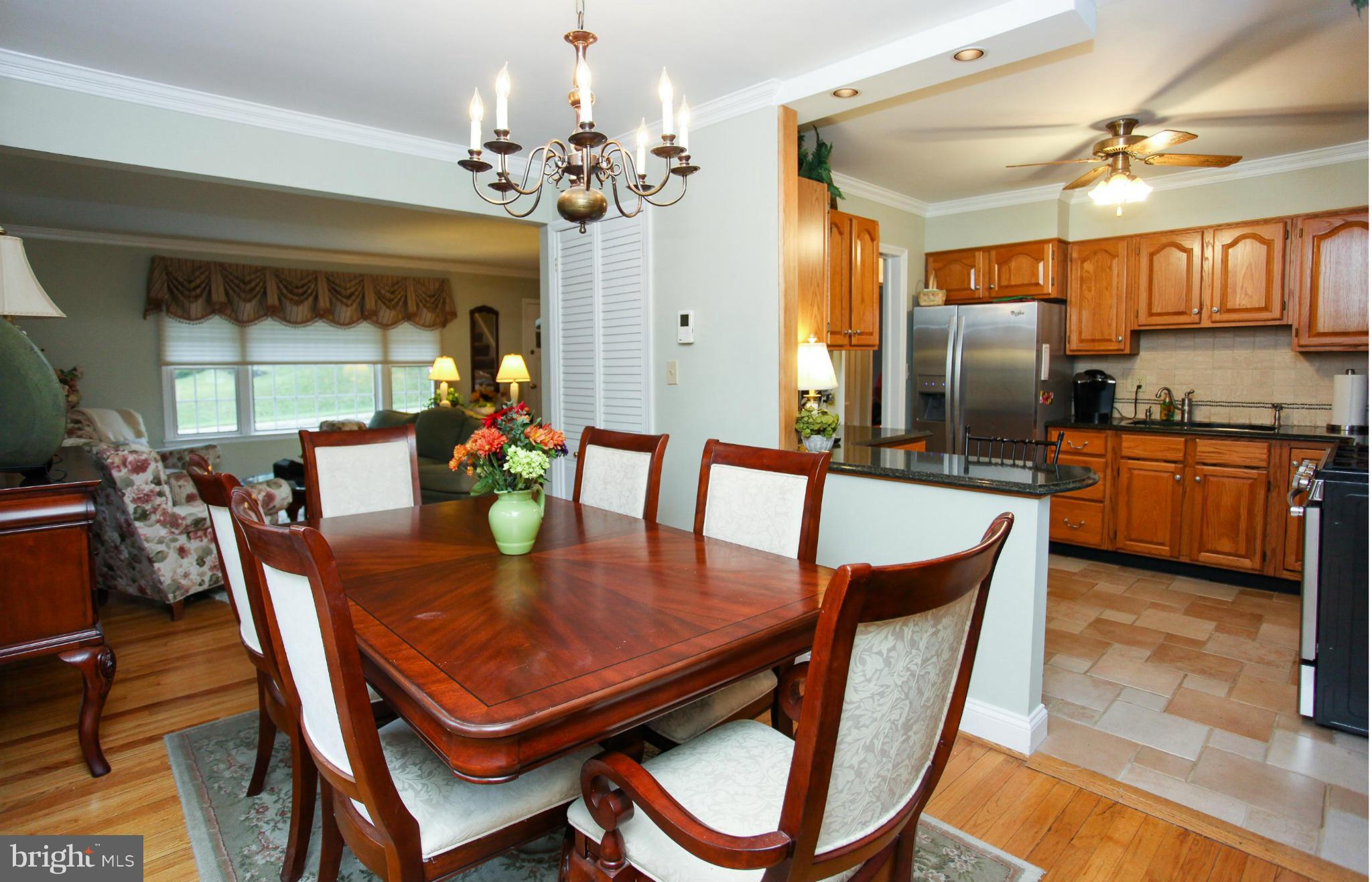 521 South Rolling Road Baltimore, MD 21228 - Photo 4 of 29 Dining Room
