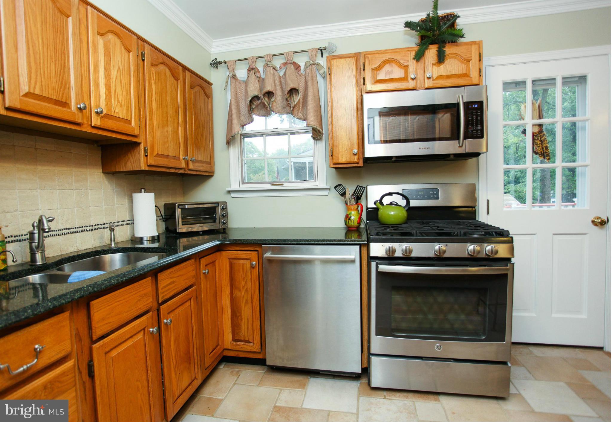 521 South Rolling Road Baltimore, MD 21228 - Photo 7 of 29 Kitchen