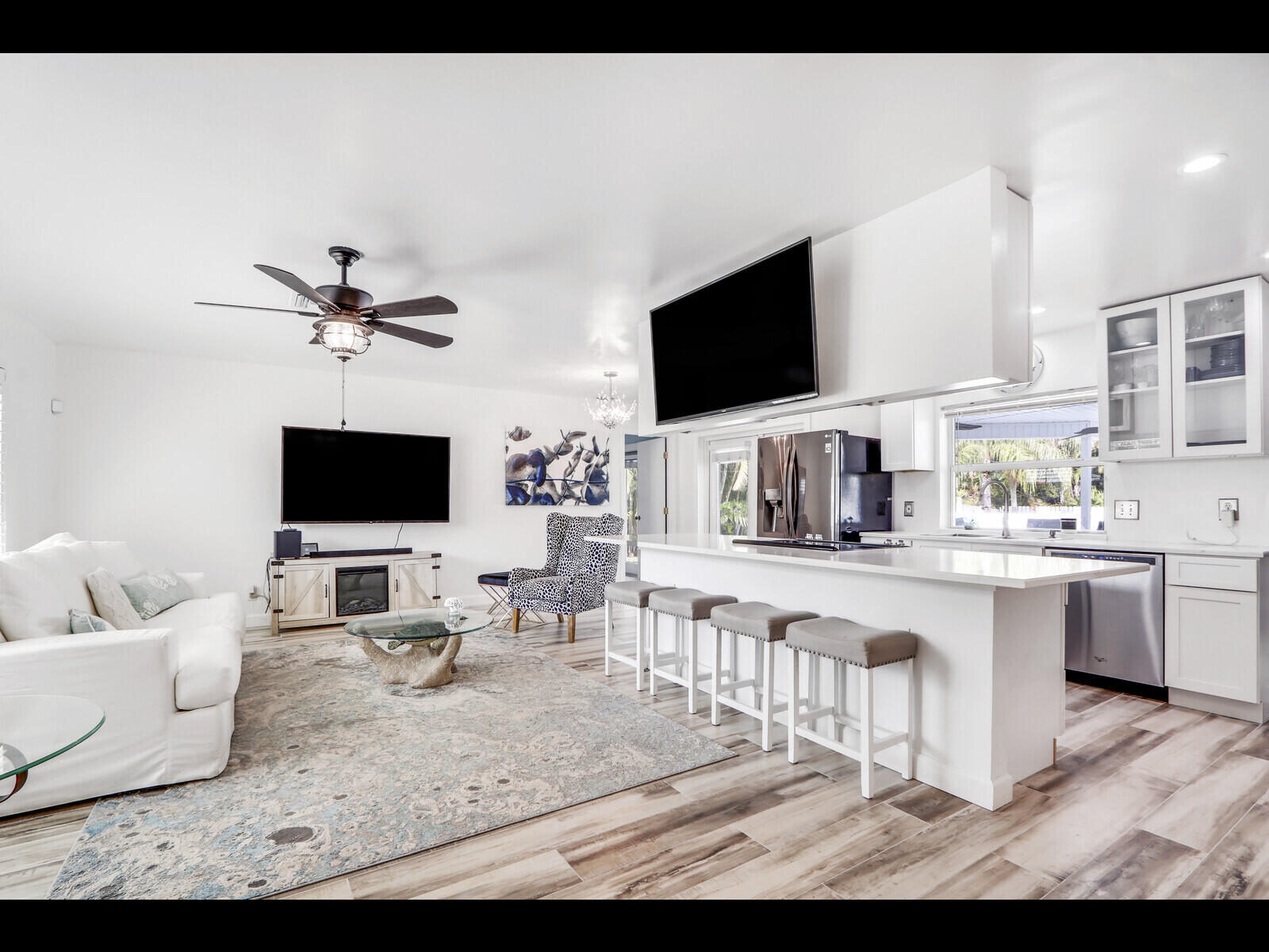 609 Oak Terrace Jupiter, FL 33458 - Photo 5 of 28 a living room with furniture and a flat screen tv