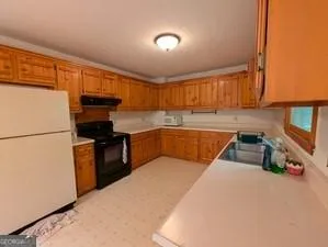 en empty room with windows and ceiling fan