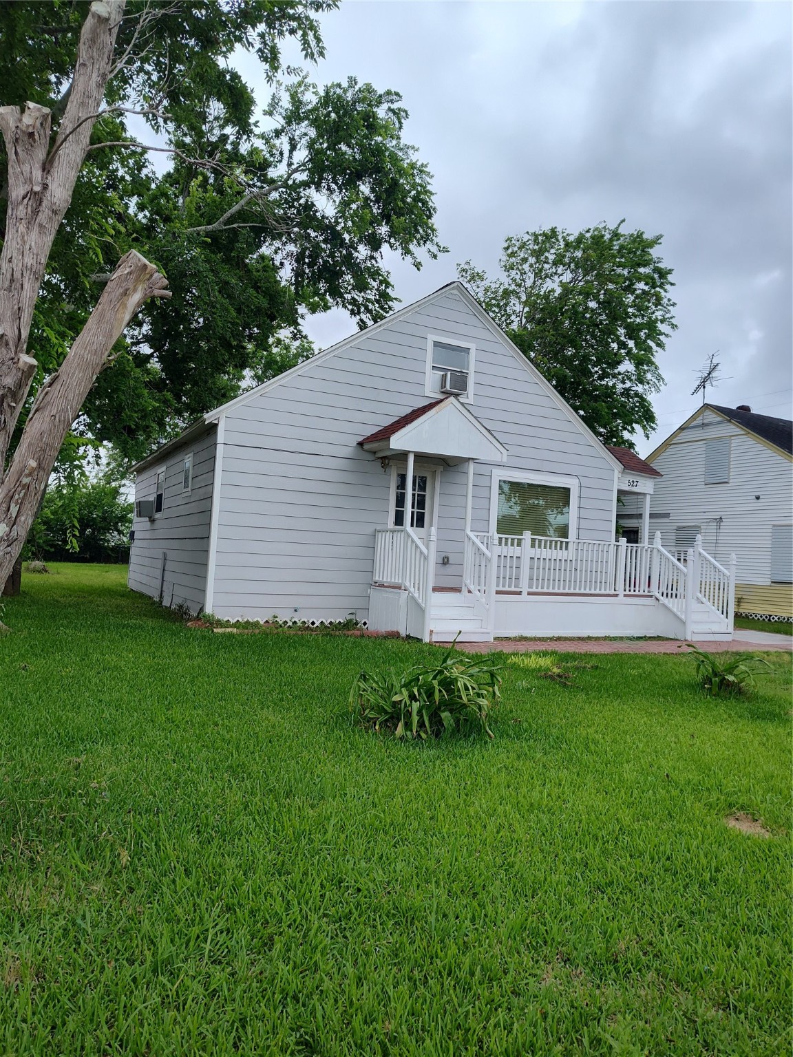 527 West 6th Street Freeport, TX 77541 - Photo 2 of 25 a view of a house with a yard and a garden