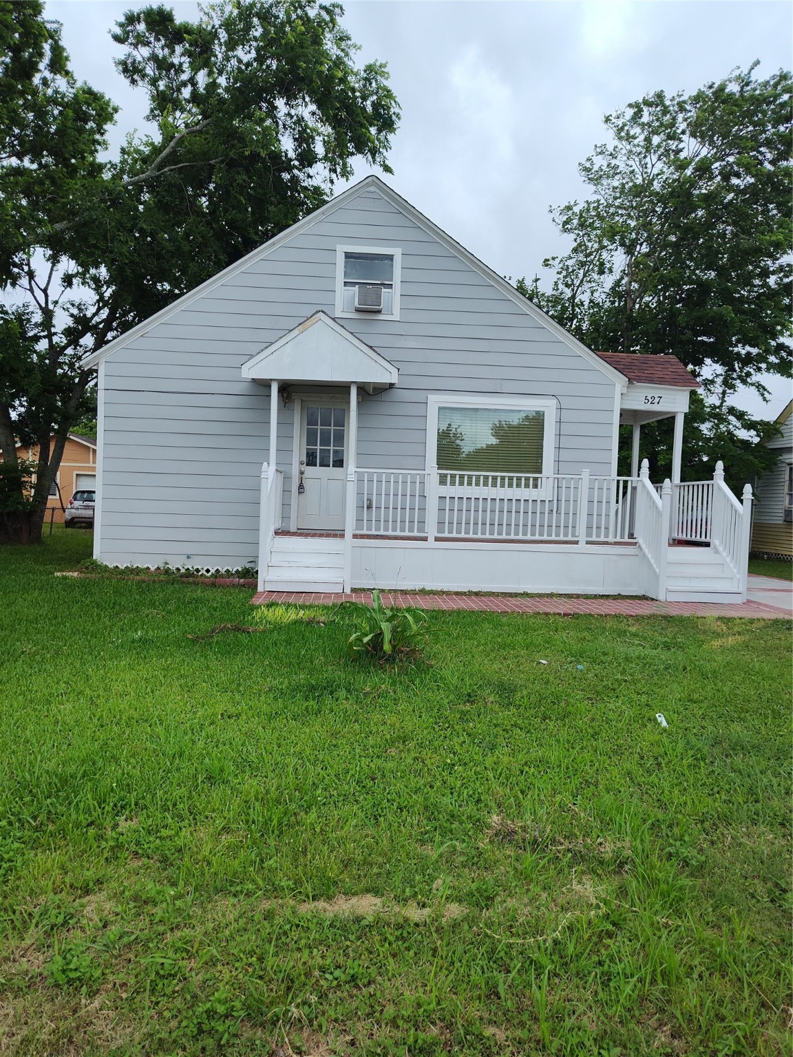 527 West 6th Street Freeport, TX 77541 - Photo 3 of 25 a front view of a house with a garden