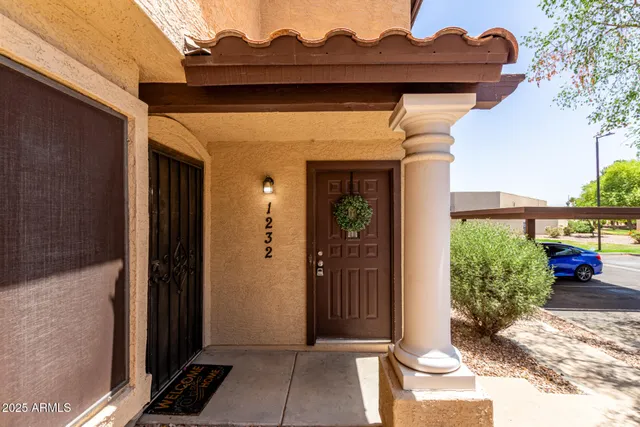 a view of entryway with a outdoor space