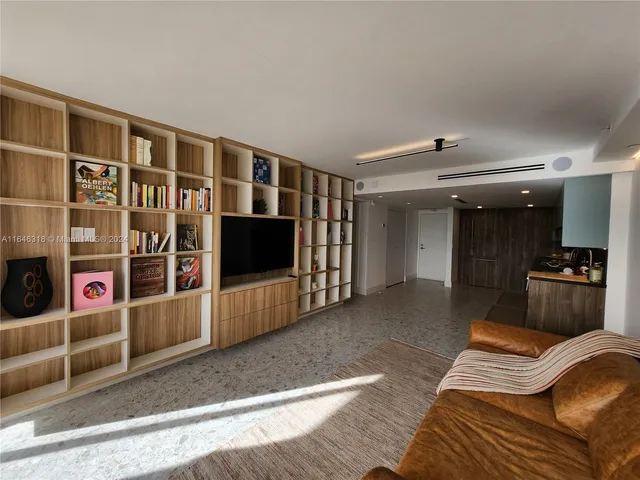 $1,098,000 | 2555 Collins Avenue, Unit 306, Miami Beach, FL 33140