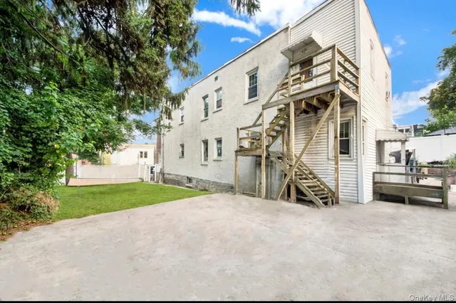 a view of a house with a yard and garage