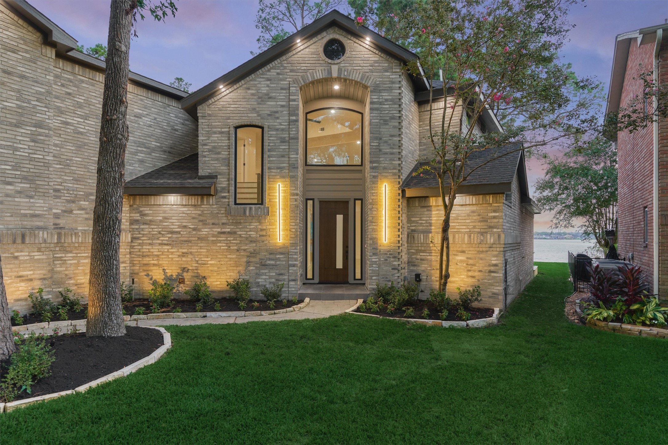 2811 Hemingway Drive Montgomery, TX 77356 - Photo 7 of 50 a front view of a house with garden