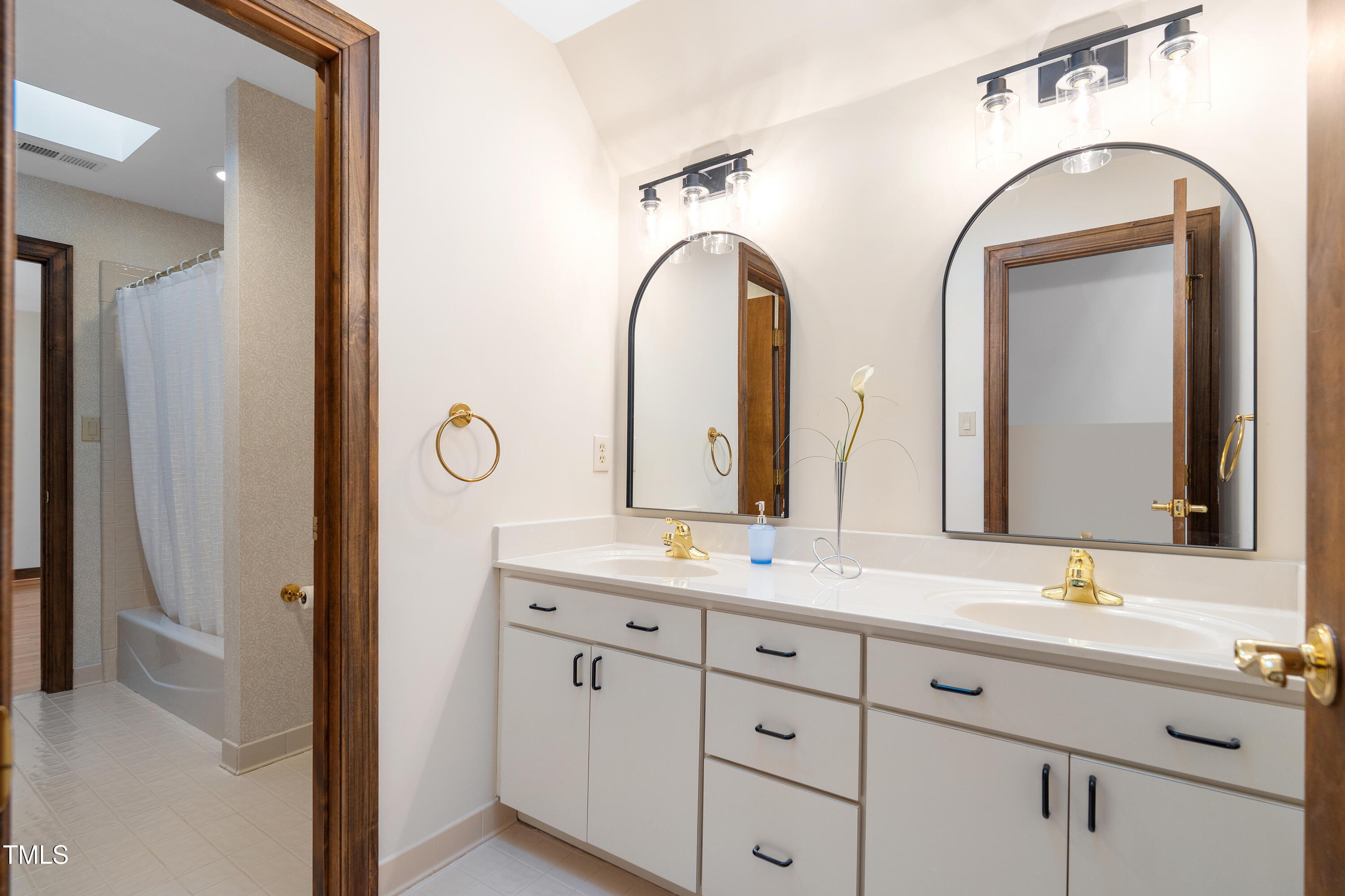 12117 Cliffside Circle Raleigh, NC 27614 - Photo 39 of 63 Jack-and-Jill Full Bath