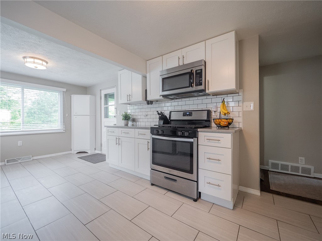 1260 Gordon Road Lyndhurst, OH 44124 - Photo 4 of 33