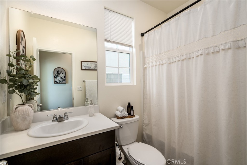 1919 Rodeo Drive Hemet, CA 92545 - Photo 14 of 24 Secondary full bathroom.