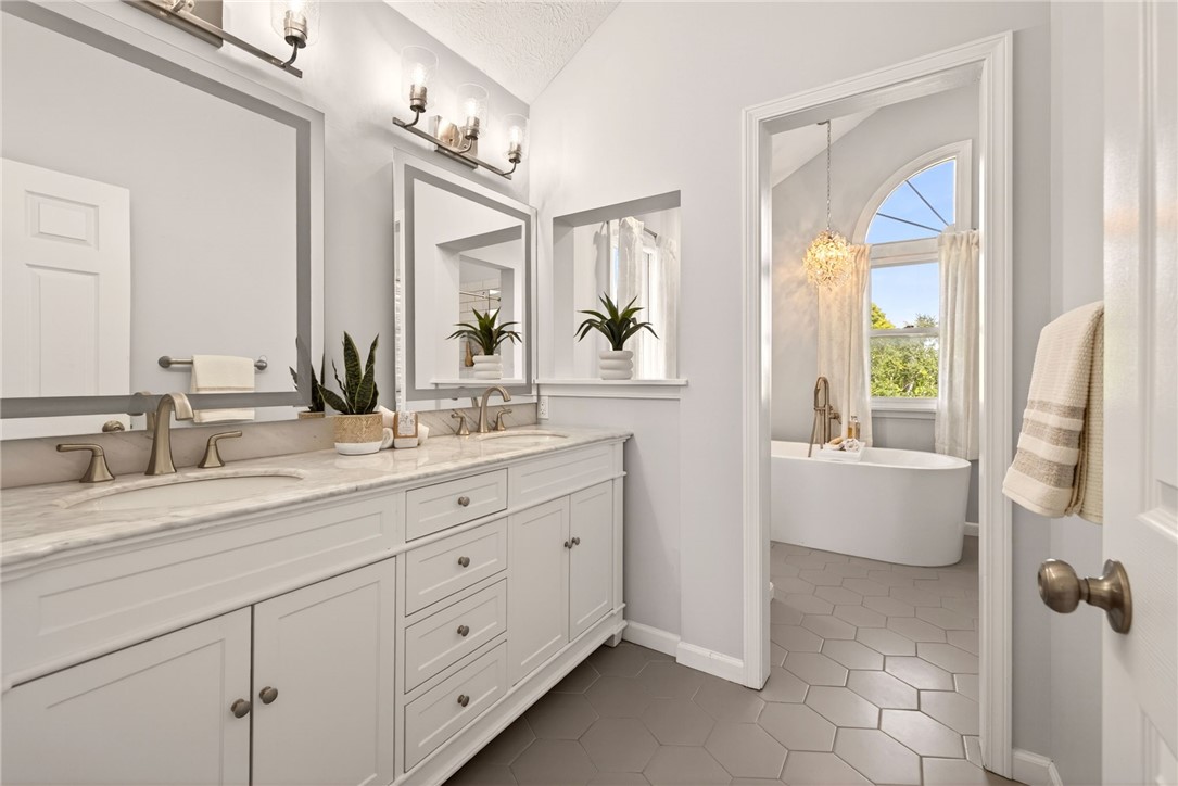 21 Wedmore Road Perinton, NY 14450 - Photo 25 of 49 Primary Bathroom