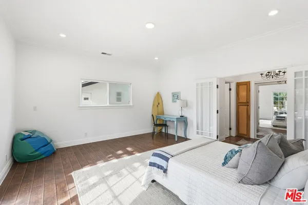 a view of an entryway and livingroom