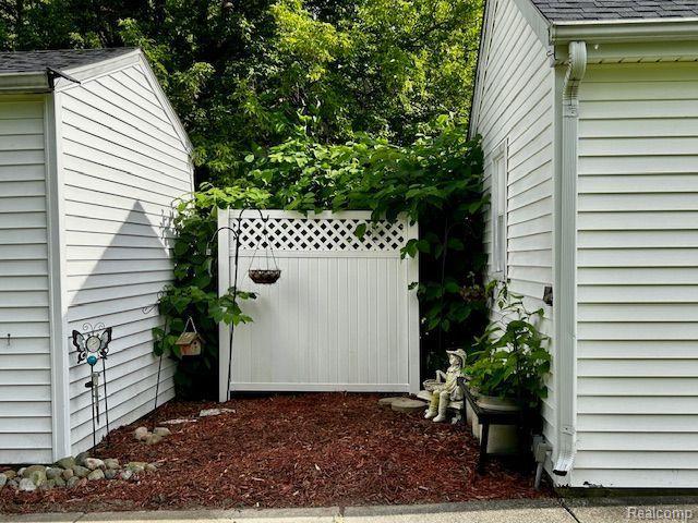 1189 Rinn Street Burton, MI 48509 - Photo 36 of 44 Garden area