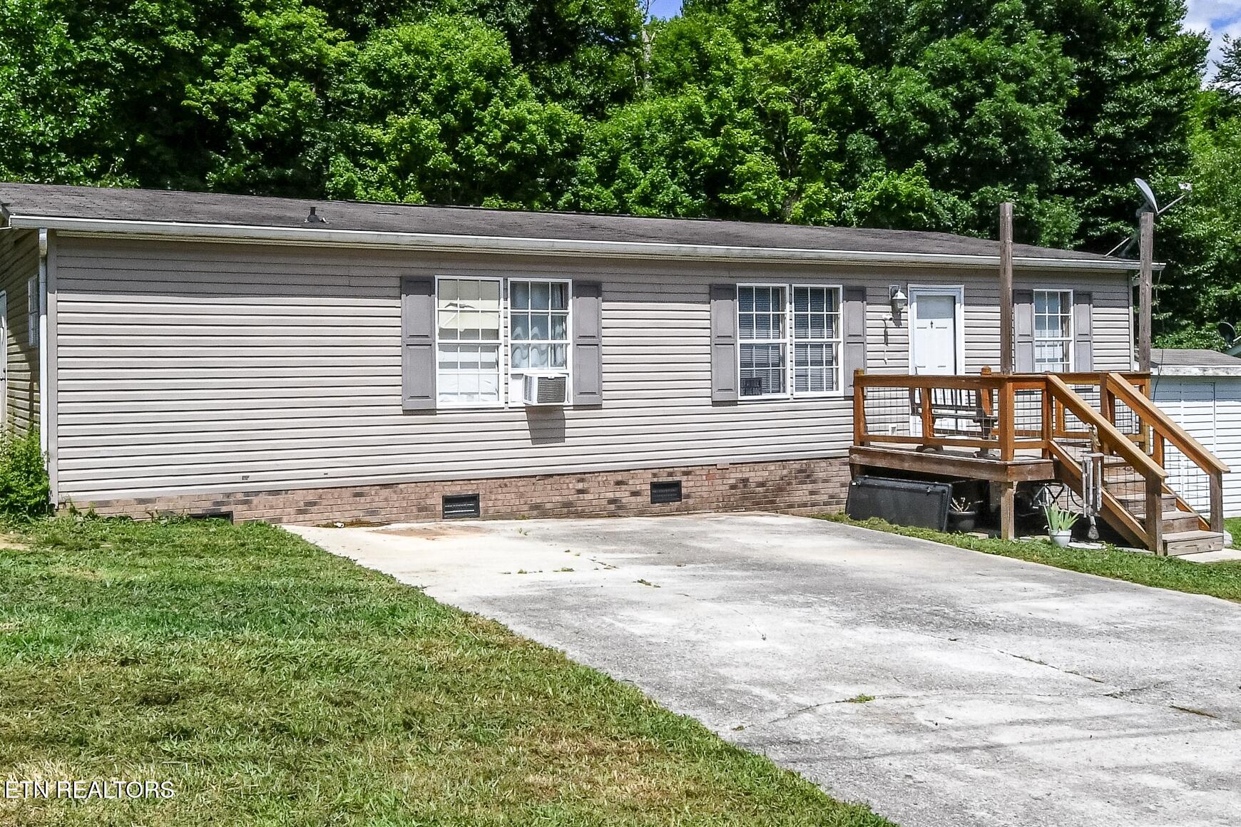 214 Loggers Lane Clinton, TN 37716 - Photo 2 of 14 DSC_6786cr