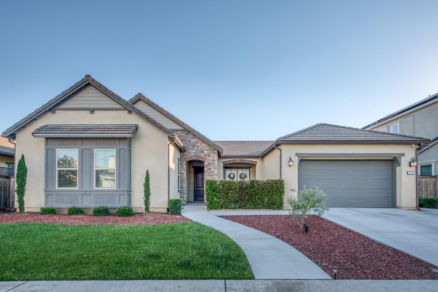 598 Crescent Lane Madera, CA 93636 - Photo 2 of 80 front view of a house and a yard