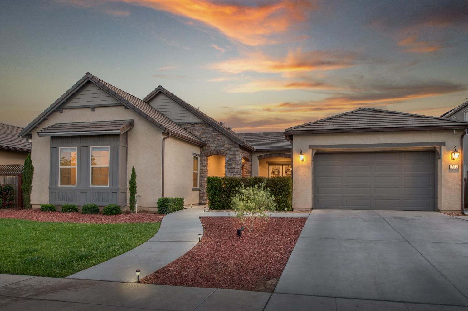 598 Crescent Lane Madera, CA 93636 - Photo 44 of 80 front view of a house with a yard