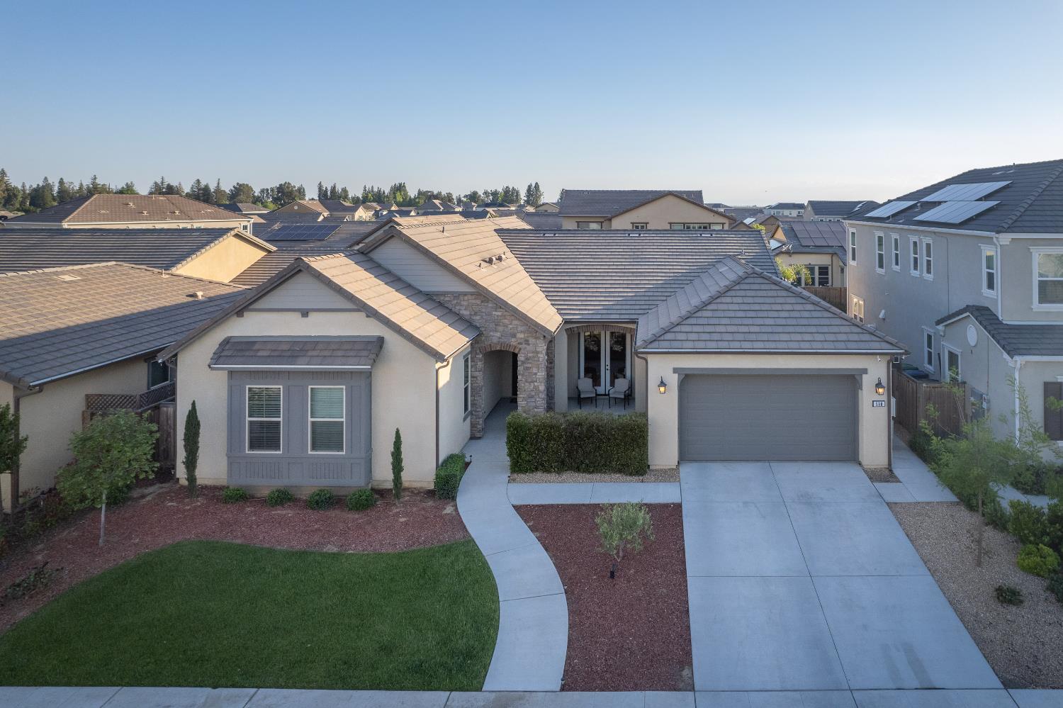 598 Crescent Lane Madera, CA 93636 - Photo 62 of 80 front view of a house with a yard