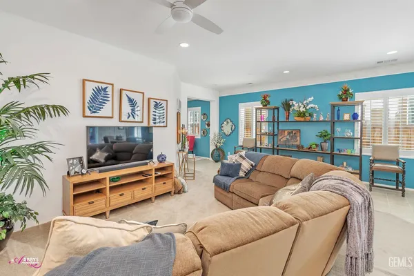 a view of a livingroom and dining room
