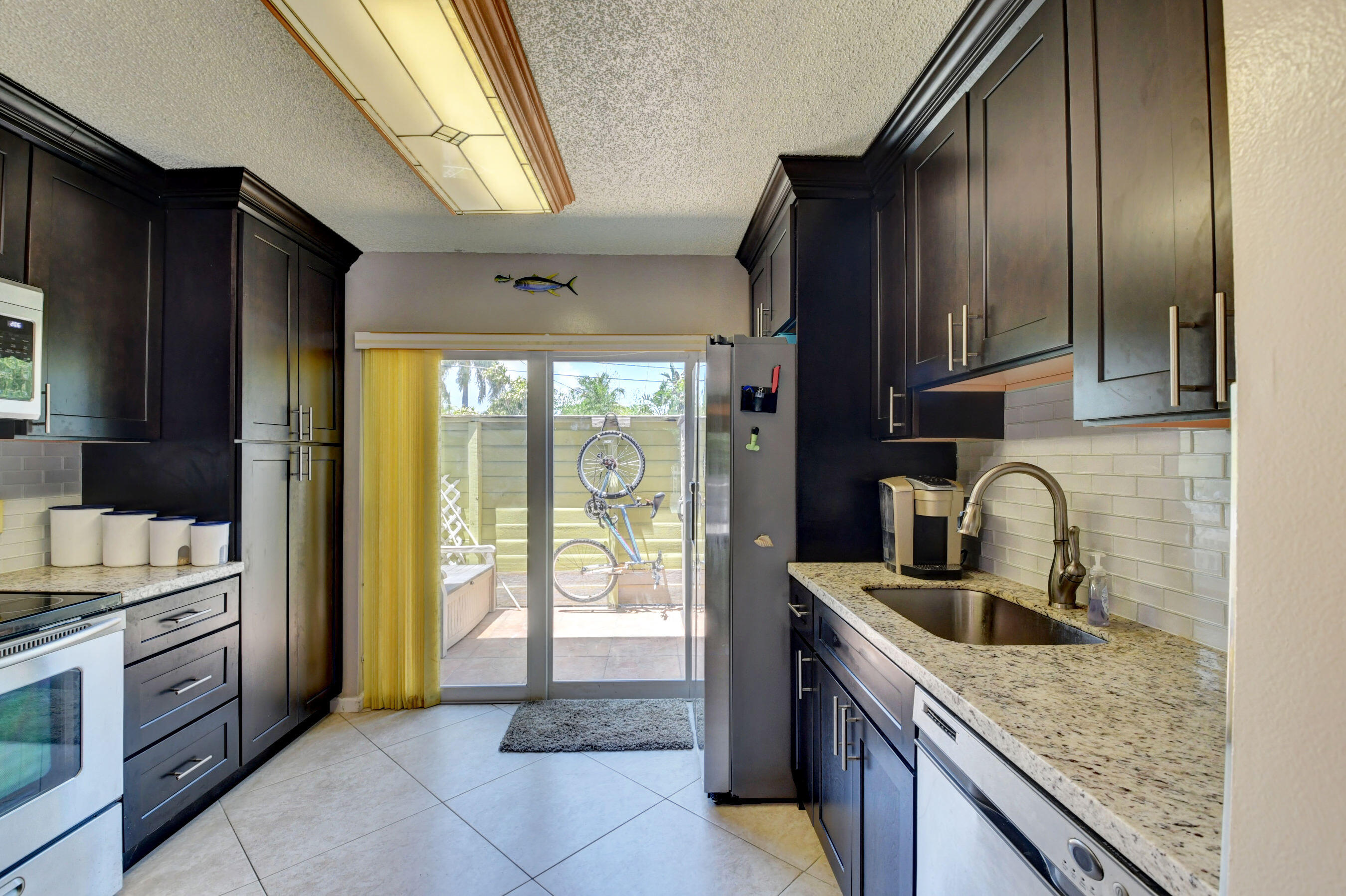 646 Mariners Way Boynton Beach, FL 33435 - Photo 26 of 49 Kitchen Granite Countertops