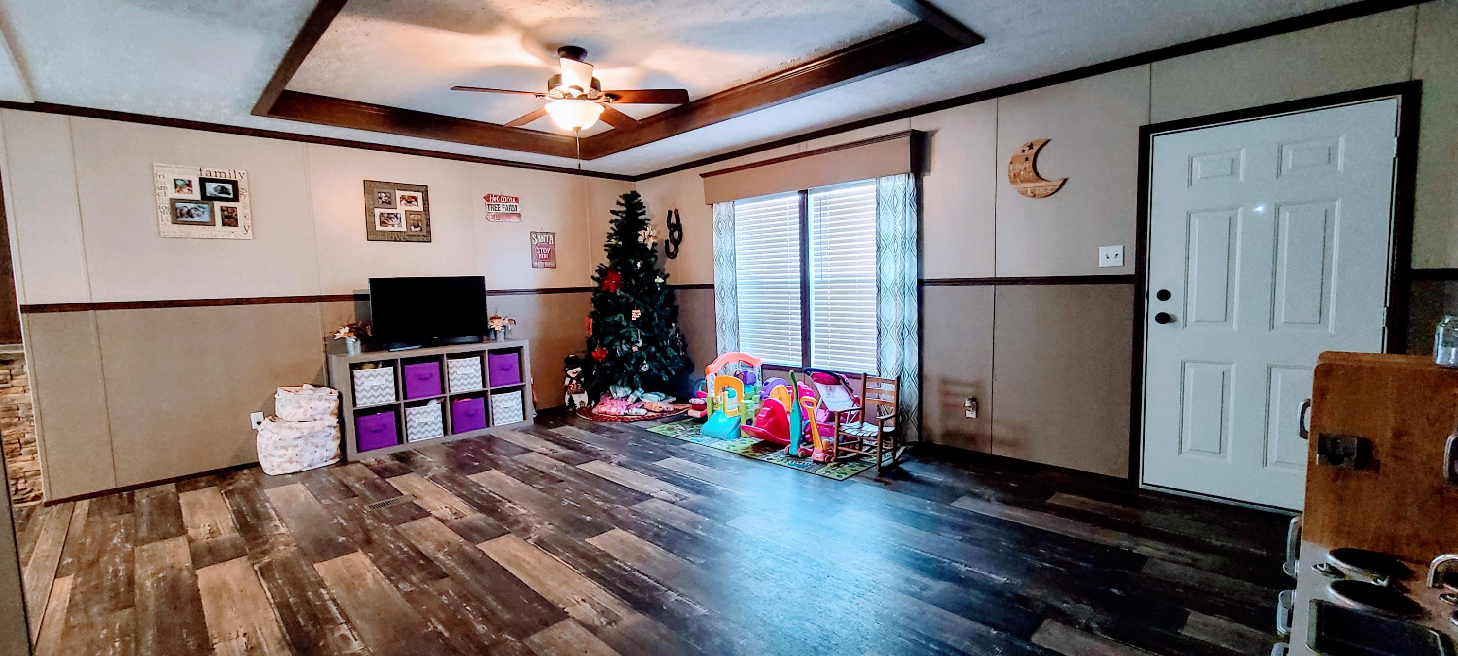 429 Pea Ridge Road Sunbright, TN 37872 - Photo 21 of 38 Living Room