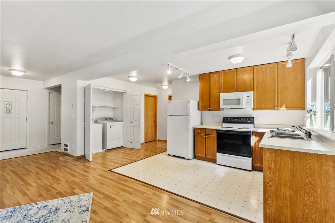 3313 Southeast 7th Street Renton, WA 98058 - Photo 4 of 29