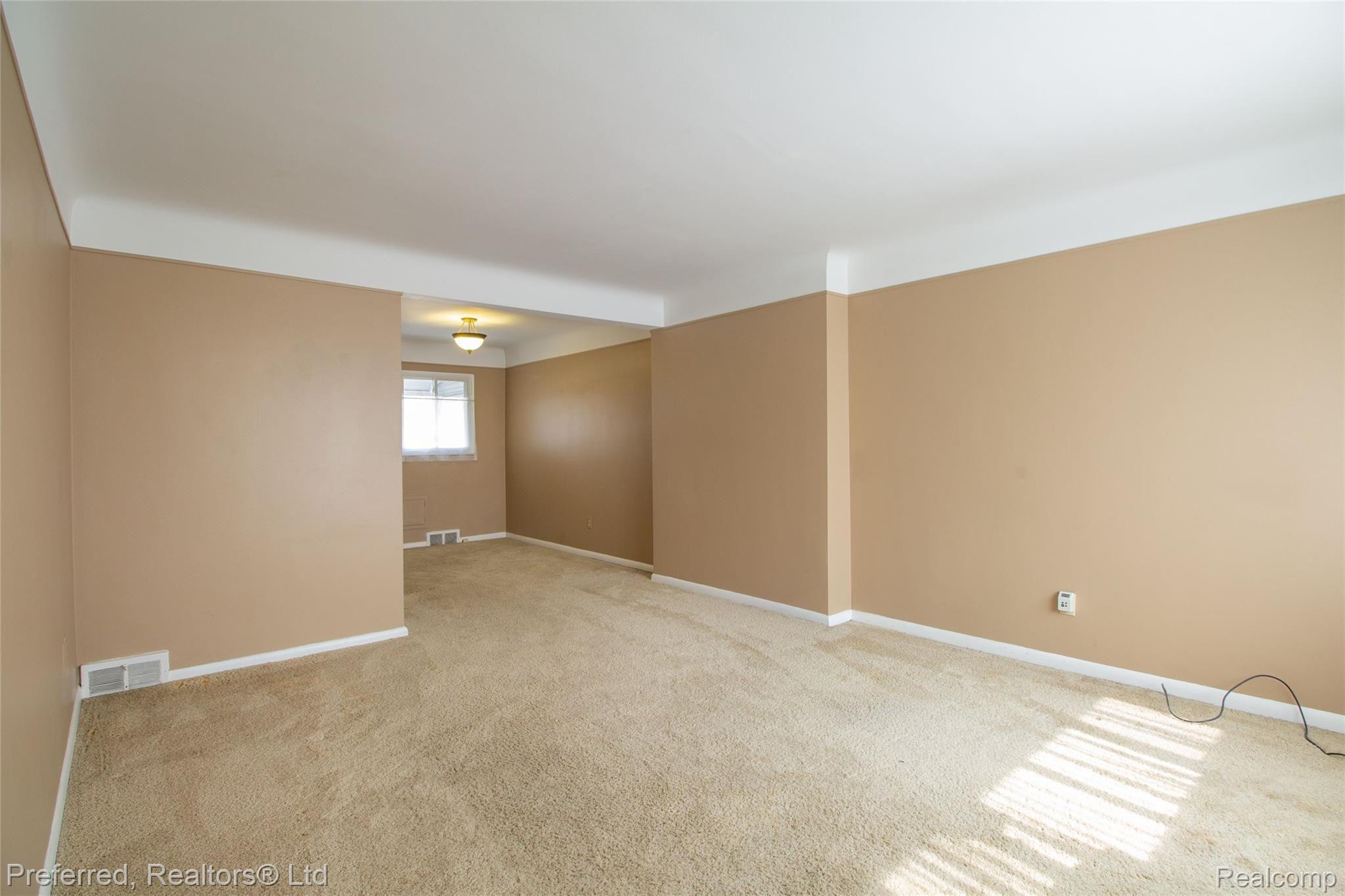 9825 Middlebelt Road Livonia, MI 48150 - Photo 2 of 11 Living Room