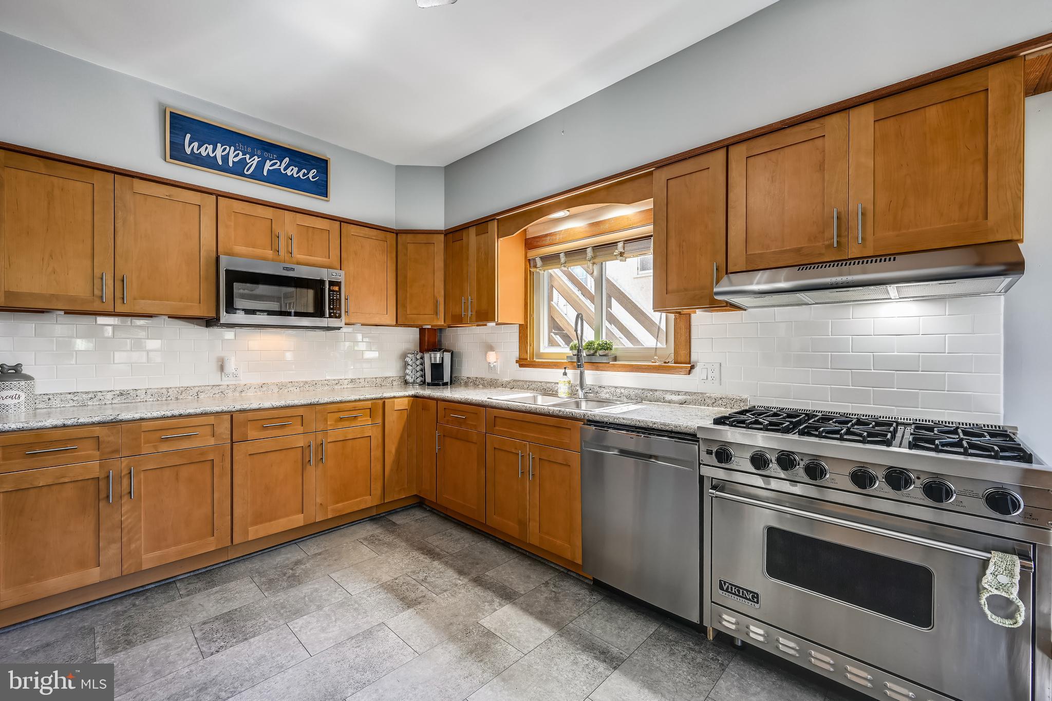 736 Braeside Road Baltimore, MD 21229 - Photo 3 of 29 Massive 1st floor gourmet kitchen