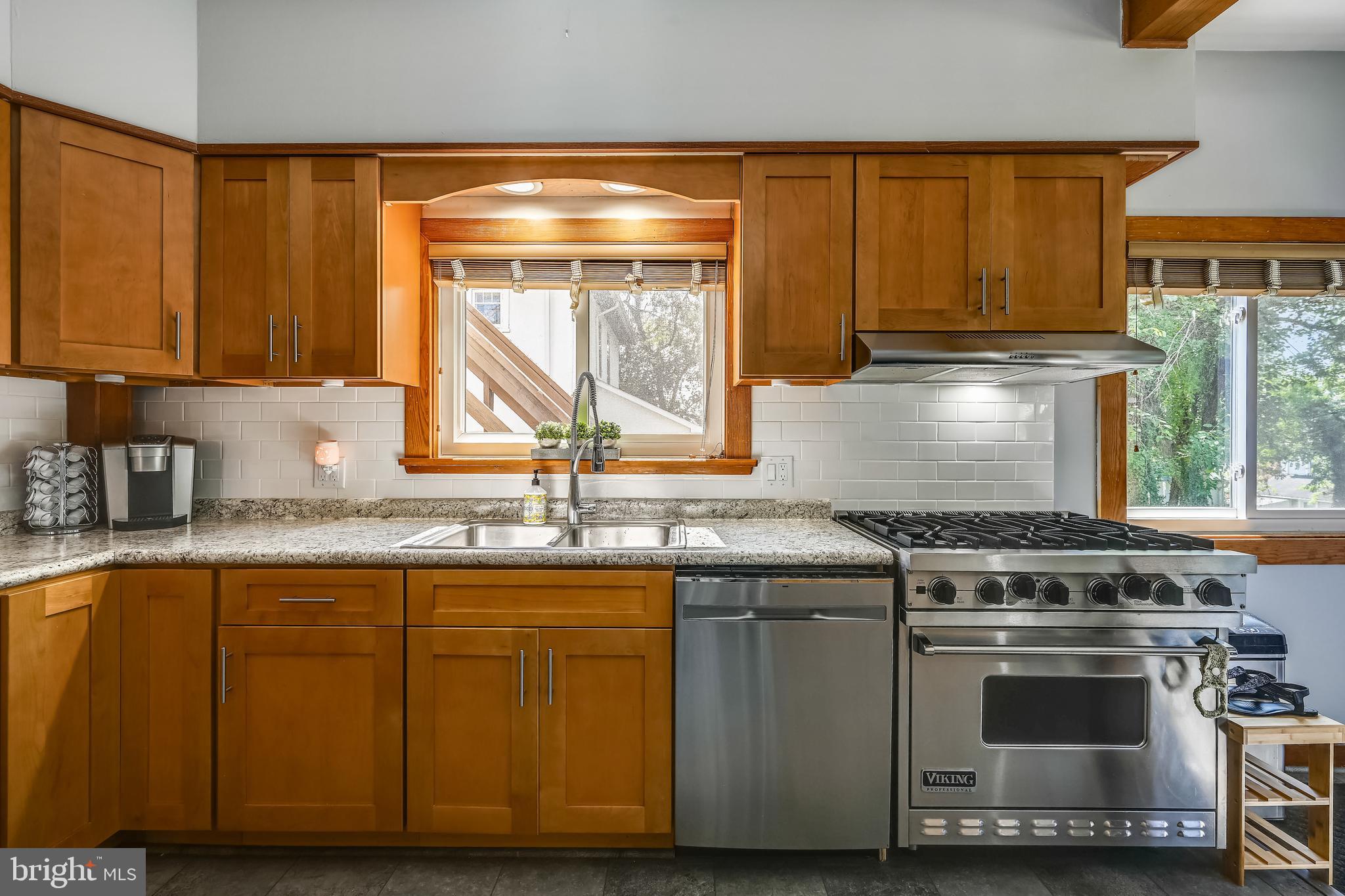 736 Braeside Road Baltimore, MD 21229 - Photo 4 of 29 Commercial 6 burner stove/oven.