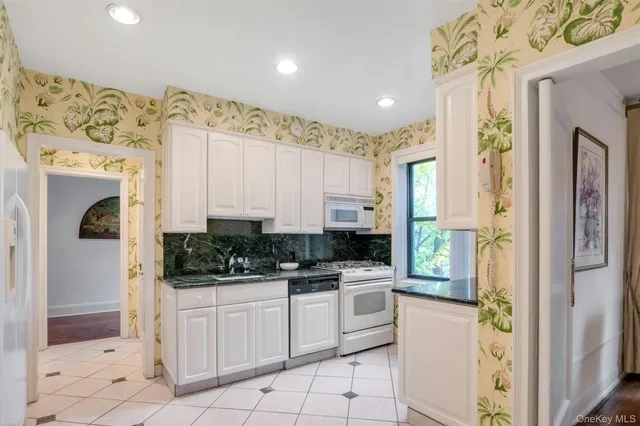 $798,000 | 4810 Boston Post Road, Unit 2D, Pelham, NY 10803