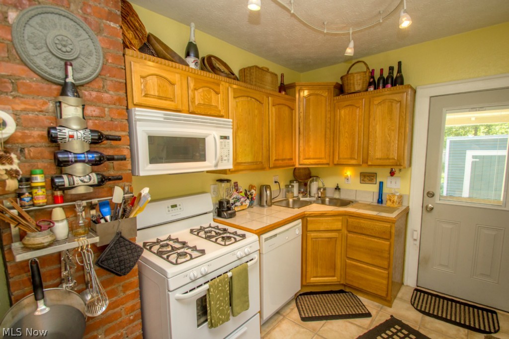 895 Yellowstone Road Cleveland Heights, OH 44121 - Photo 7 of 25 Gallery Image 7