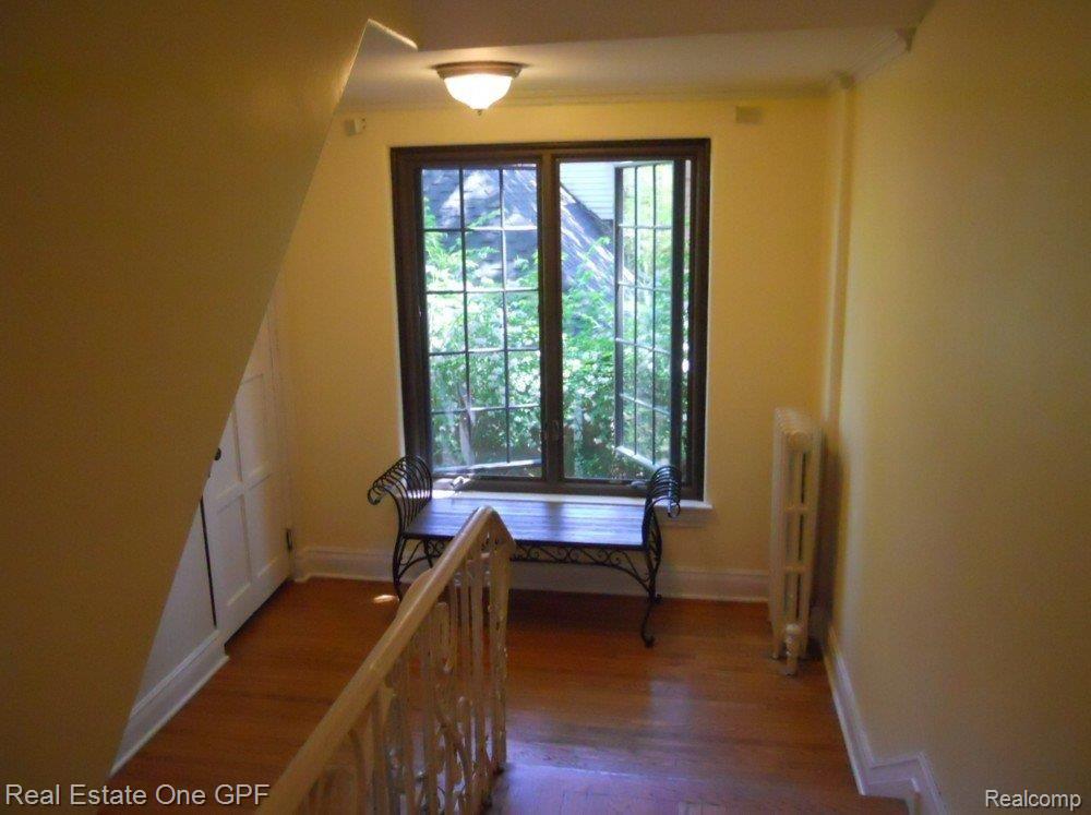 242 Merriweather Road Grosse Pointe, MI 48236 - Photo 14 of 23 11 592 2nd floor landing