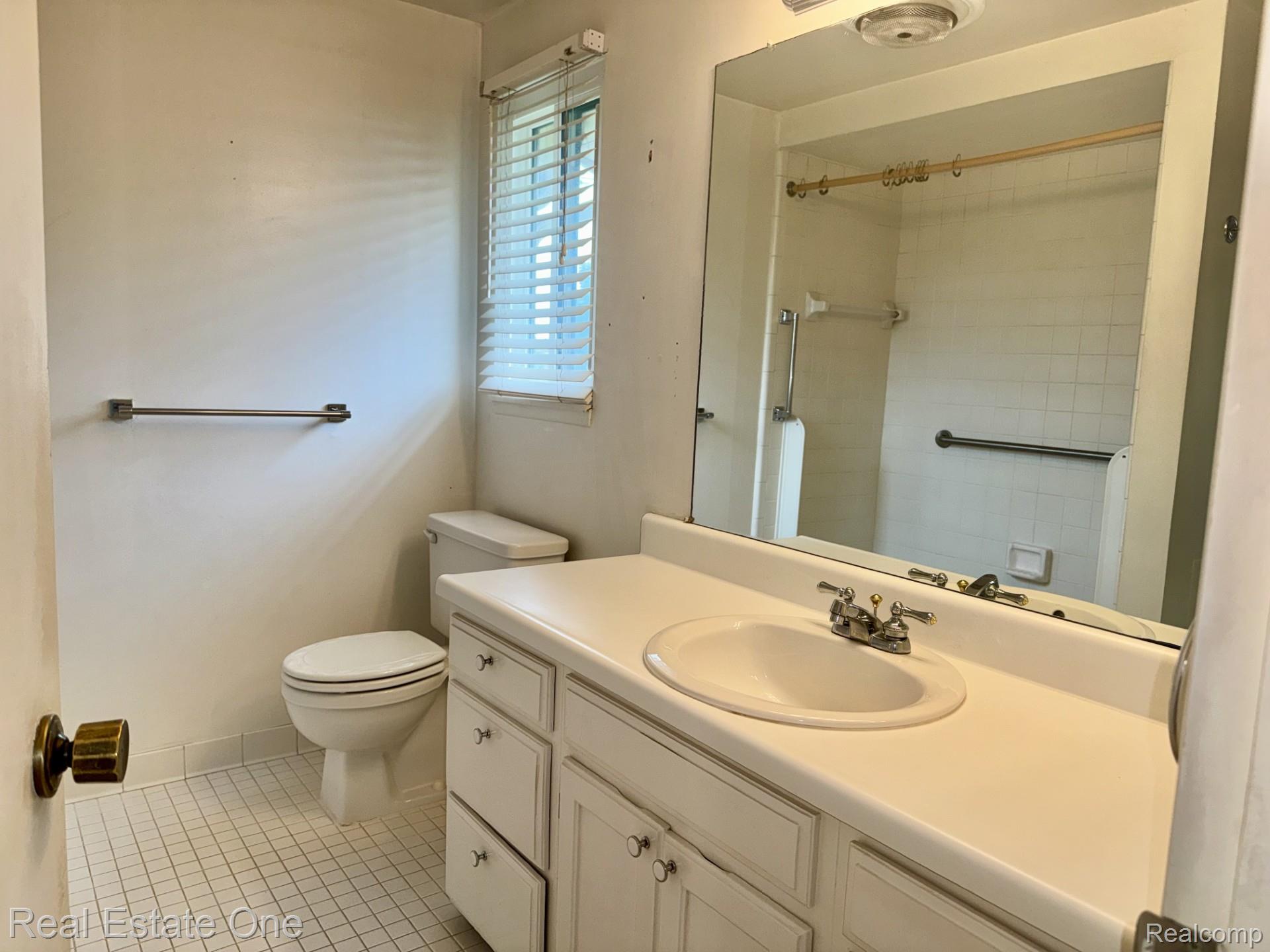 2963 Meadowbrook Drive Rochester, MI 48309 - Photo 31 of 48 Full bath.jpeg