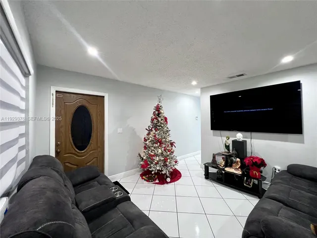 $2,750 | 1430 West 42nd Street, Hialeah, FL 33012