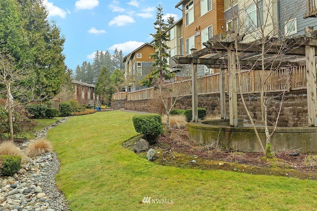 145 Cougar Ridge Road Northwest, Unit 1204 Issaquah, WA 98027 - Photo 17 of 21 a view of a backyard with swimming pool