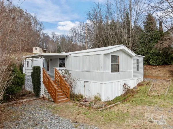 a view of a house with backyard