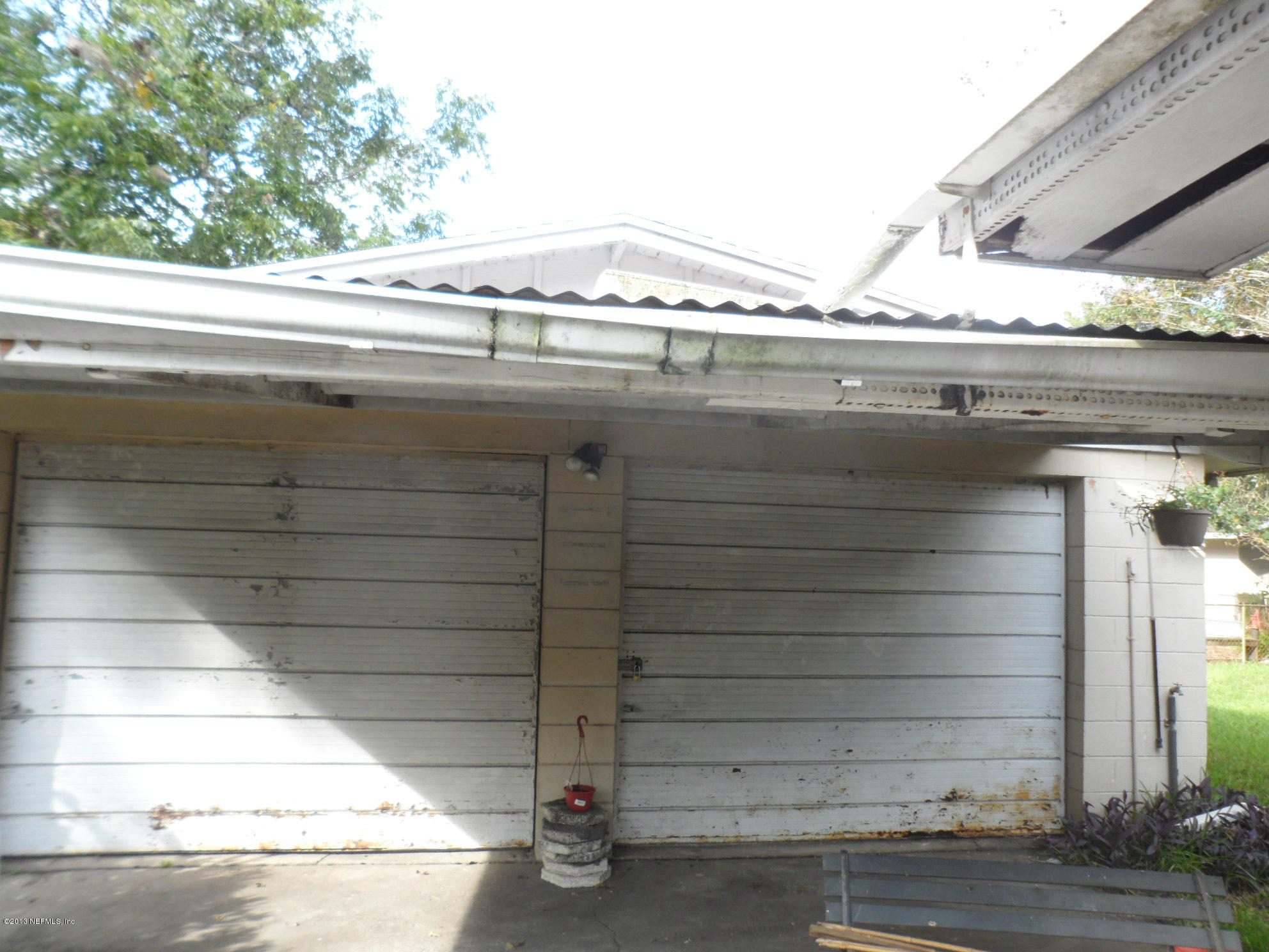 5223 Baycrest Road Jacksonville, FL 32205 - Photo 4 of 8 garage