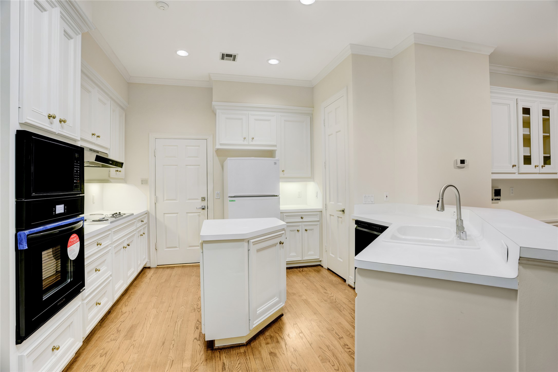 2004 Nantucket Drive, Unit C Houston, TX 77057 - Photo 17 of 40 Kitchen With Island, Electric Oven And Pantry